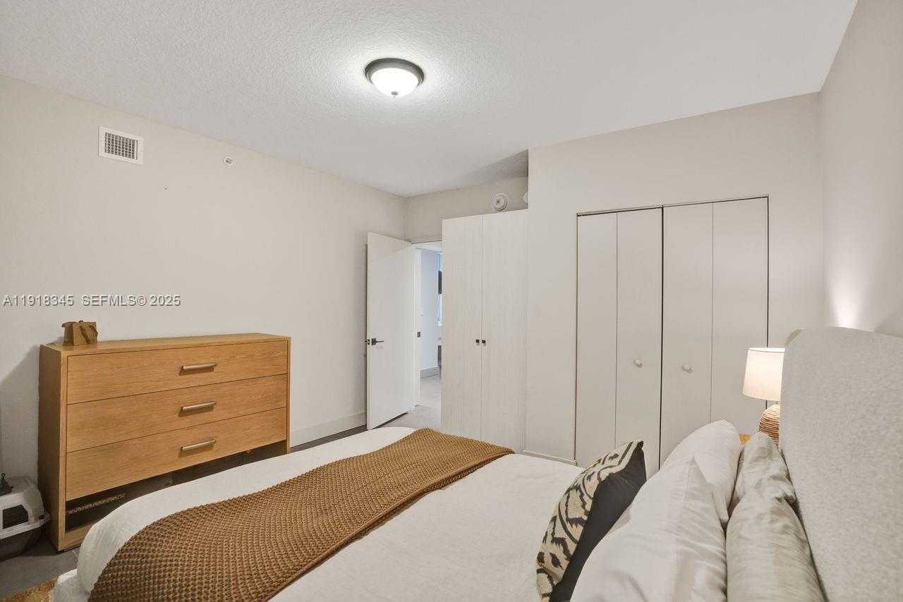 Small Image of 18100 NORTH BAY RD #909, Sunny Isles Beach Number 27