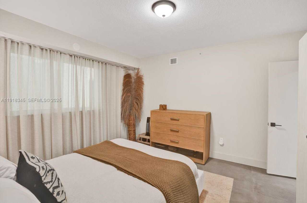 Small Image of 18100 NORTH BAY RD #909, Sunny Isles Beach Number 28