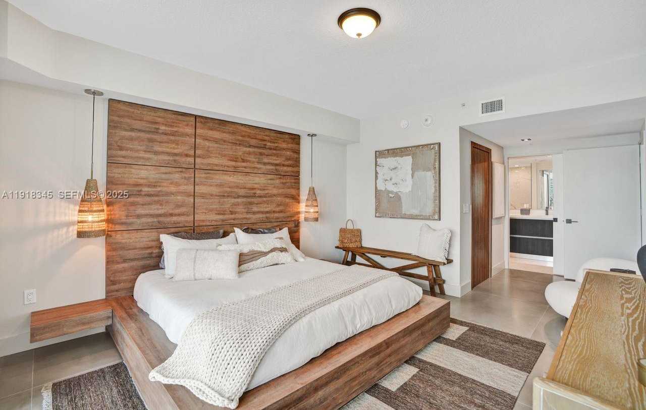 Small Image of 18100 NORTH BAY RD #909, Sunny Isles Beach Number 3