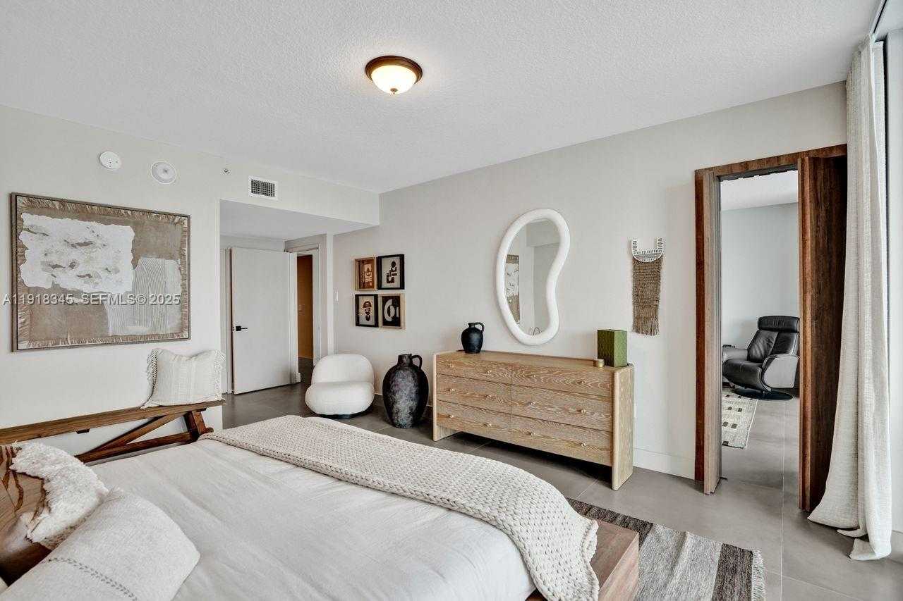 Small Image of 18100 NORTH BAY RD #909, Sunny Isles Beach Number 4