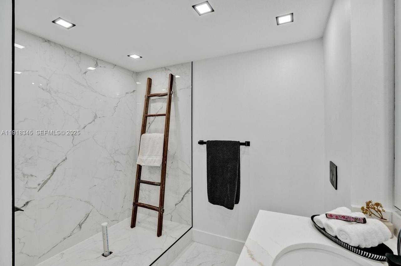 Small Image of 18100 NORTH BAY RD #909, Sunny Isles Beach Number 9