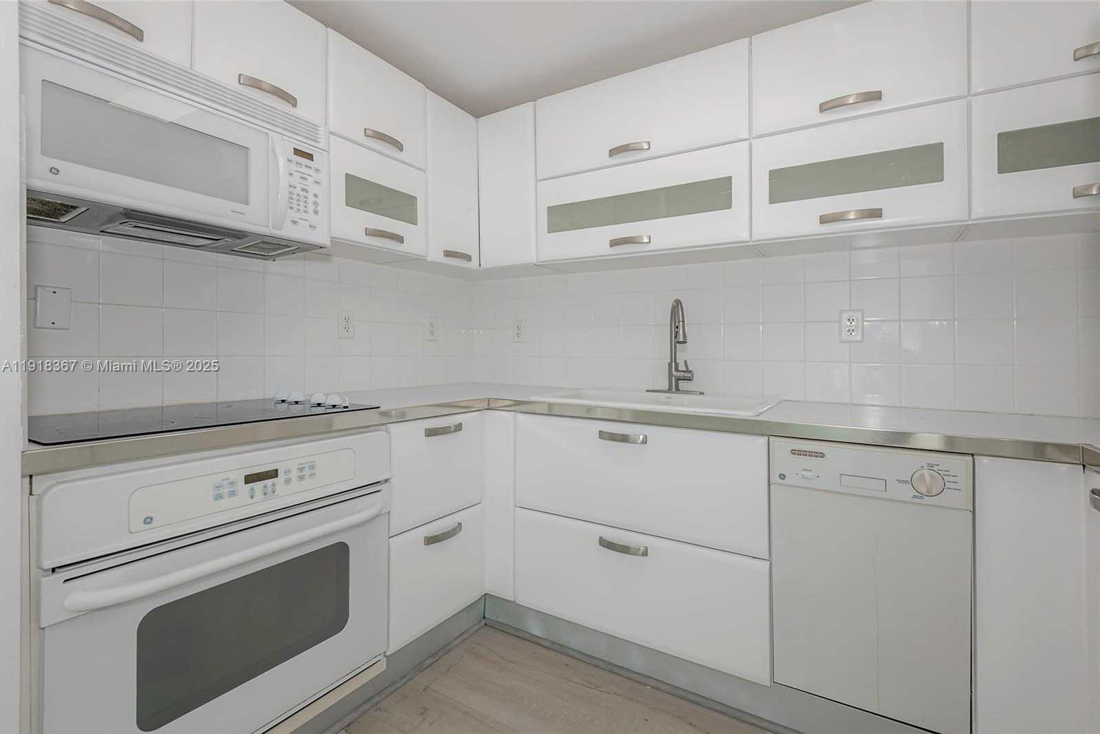 Small Image of 6580 INDIAN CREEK DR #310, Miami Beach Number 13