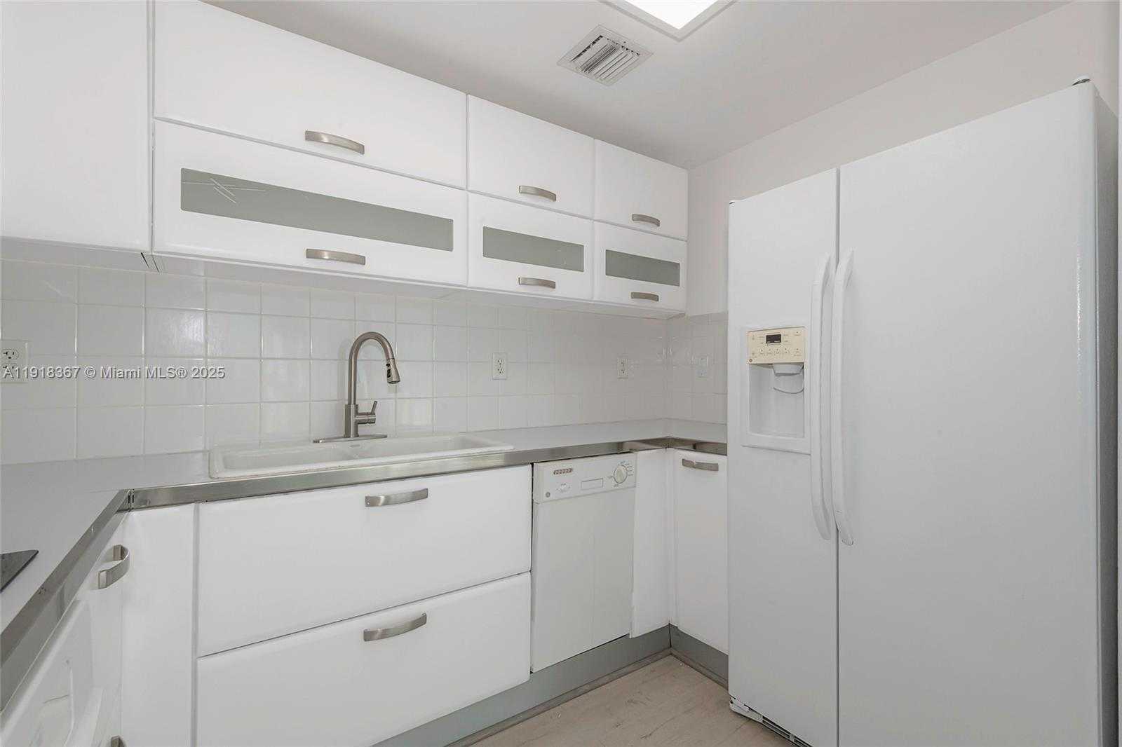 Small Image of 6580 INDIAN CREEK DR #310, Miami Beach Number 14