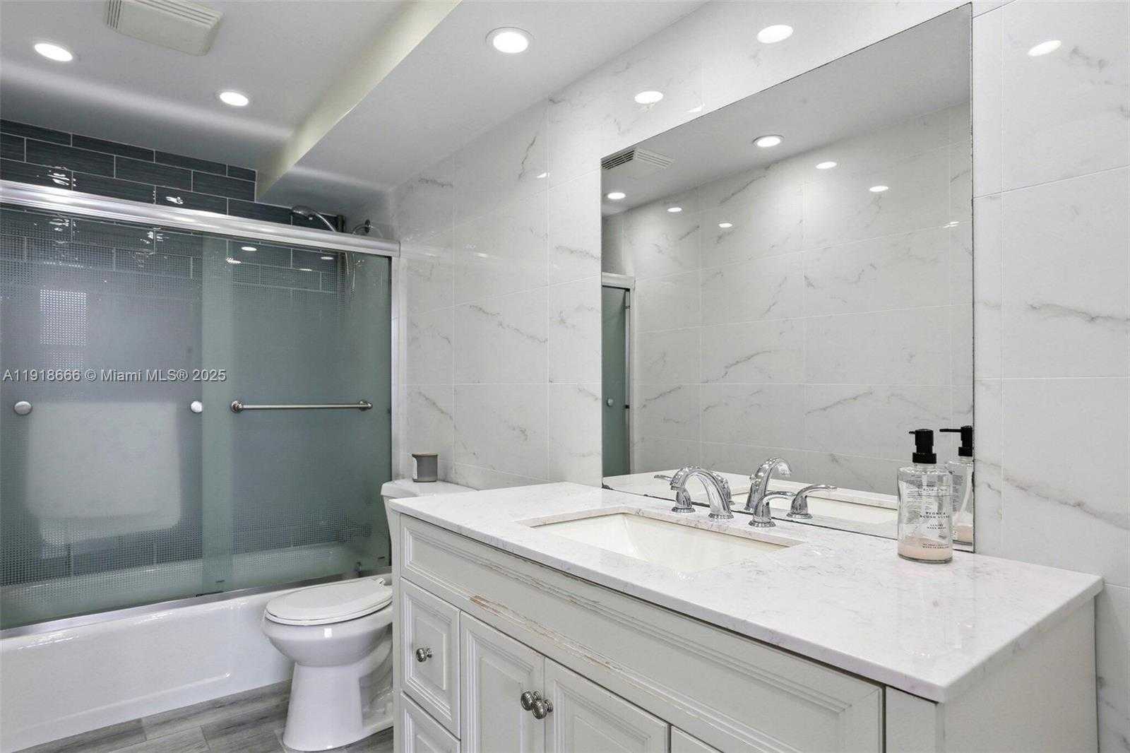 Small Image of 427 GOLDEN ISLES DR #11F, Hallandale Beach Number 20