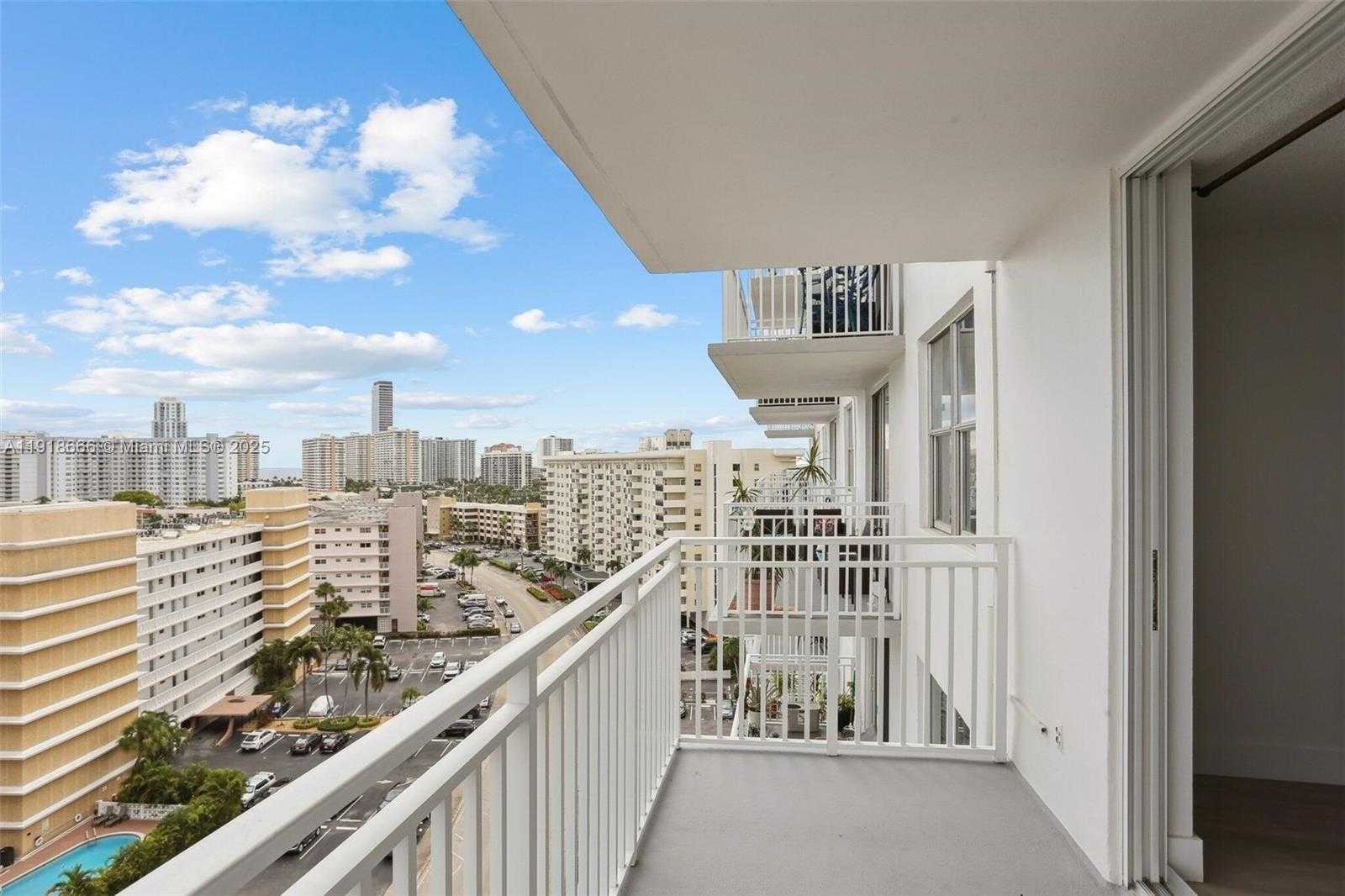 Small Image of 427 GOLDEN ISLES DR #11F, Hallandale Beach Number 23