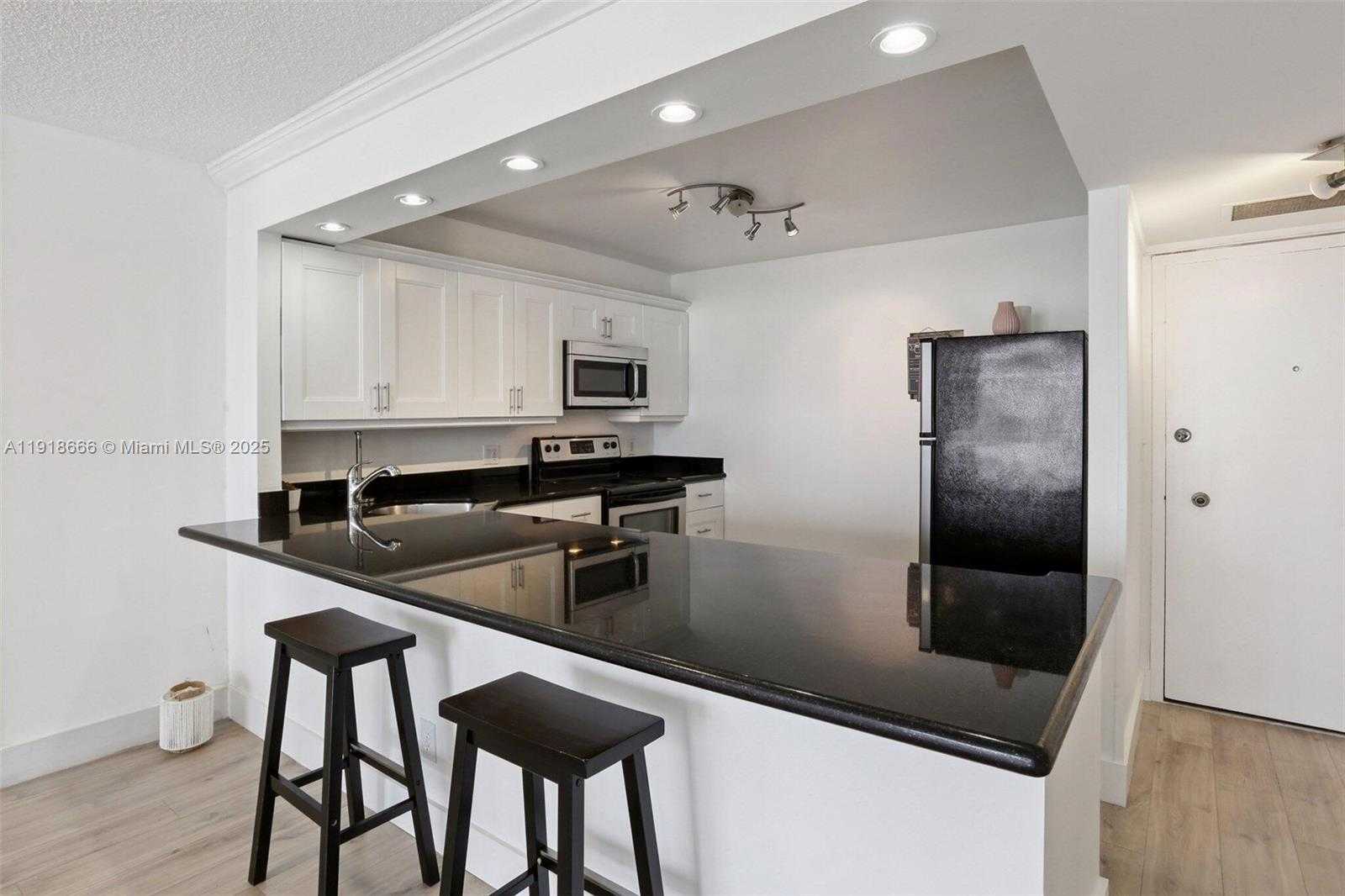 Small Image of 427 GOLDEN ISLES DR #11F, Hallandale Beach Number 6