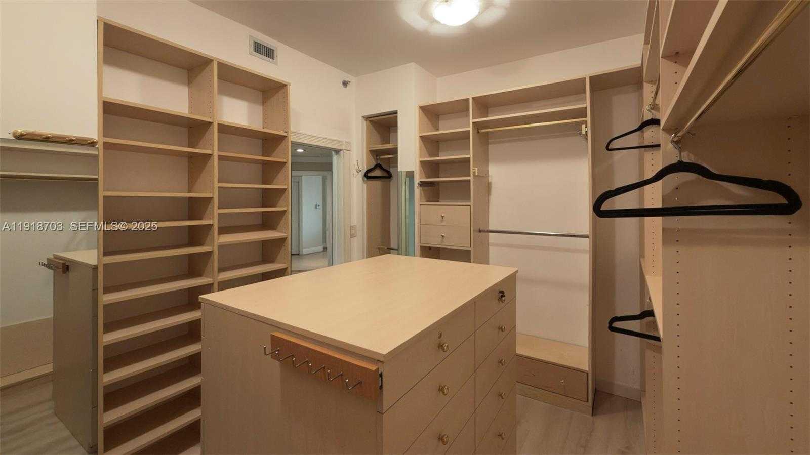 Small Image of 2000 ISLAND BLVD #3004, Aventura Number 16