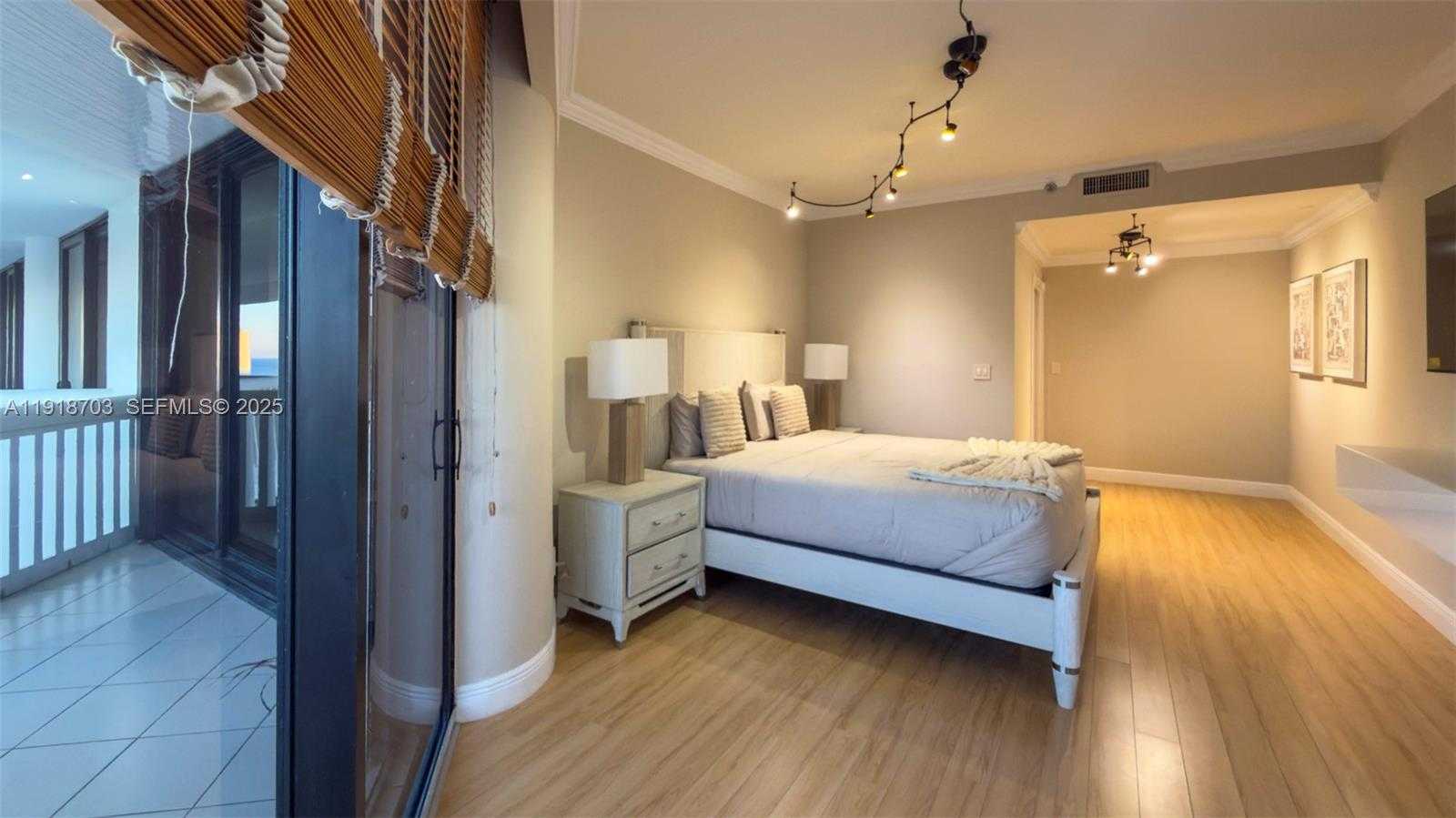 Small Image of 2000 ISLAND BLVD #3004, Aventura Number 30