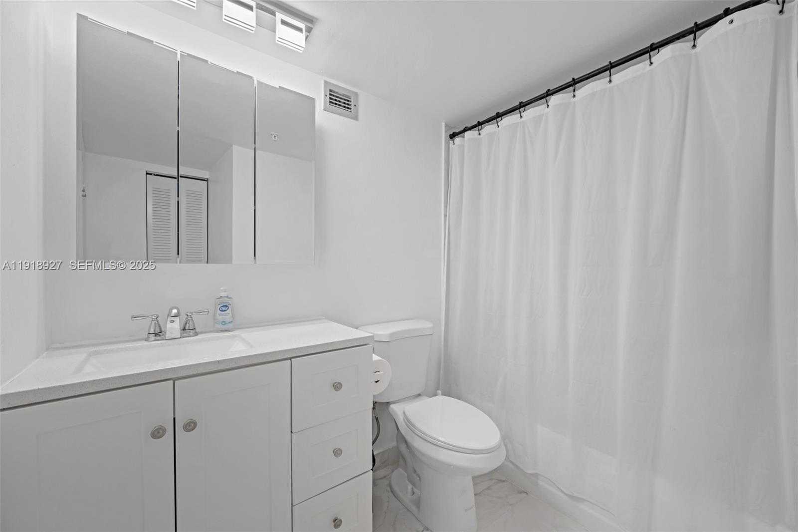 Small Image of 4101 PINE TREE DR #919, Miami Beach Number 14
