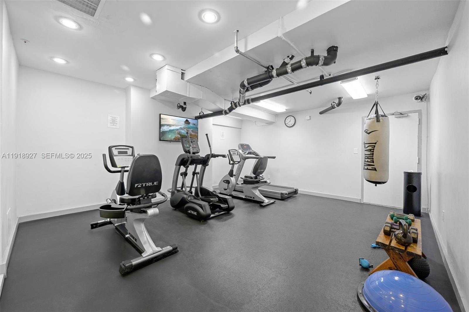 Small Image of 4101 PINE TREE DR #919, Miami Beach Number 22