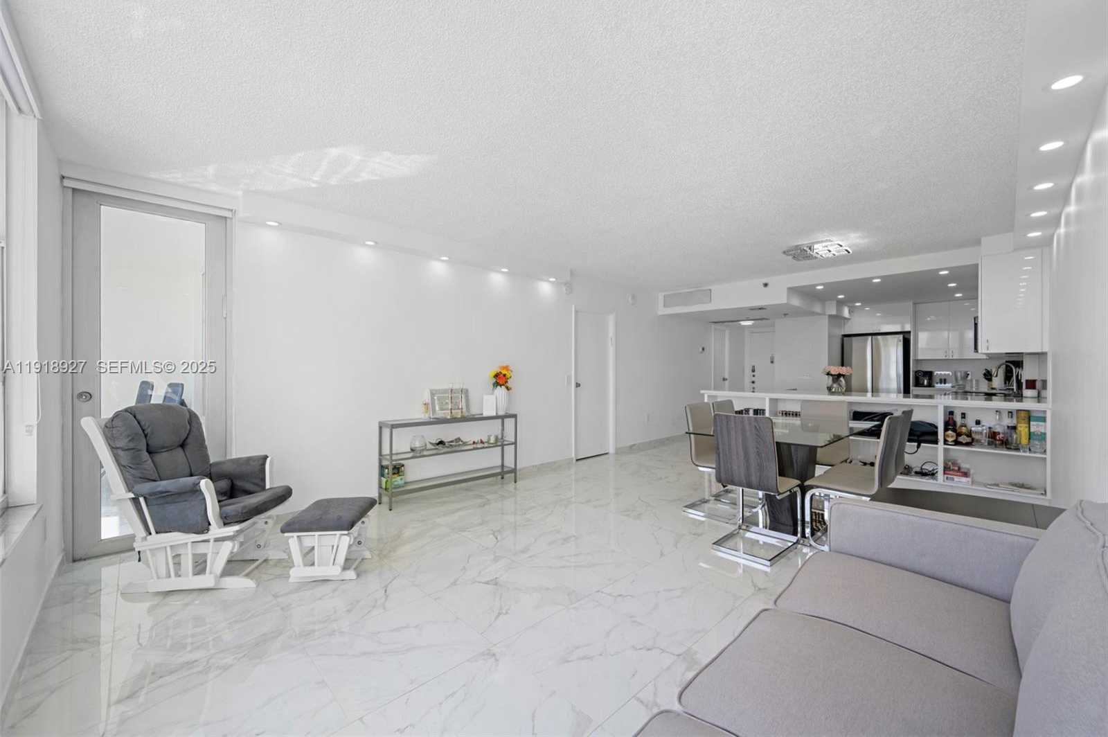 Small Image of 4101 PINE TREE DR #919, Miami Beach Number 4