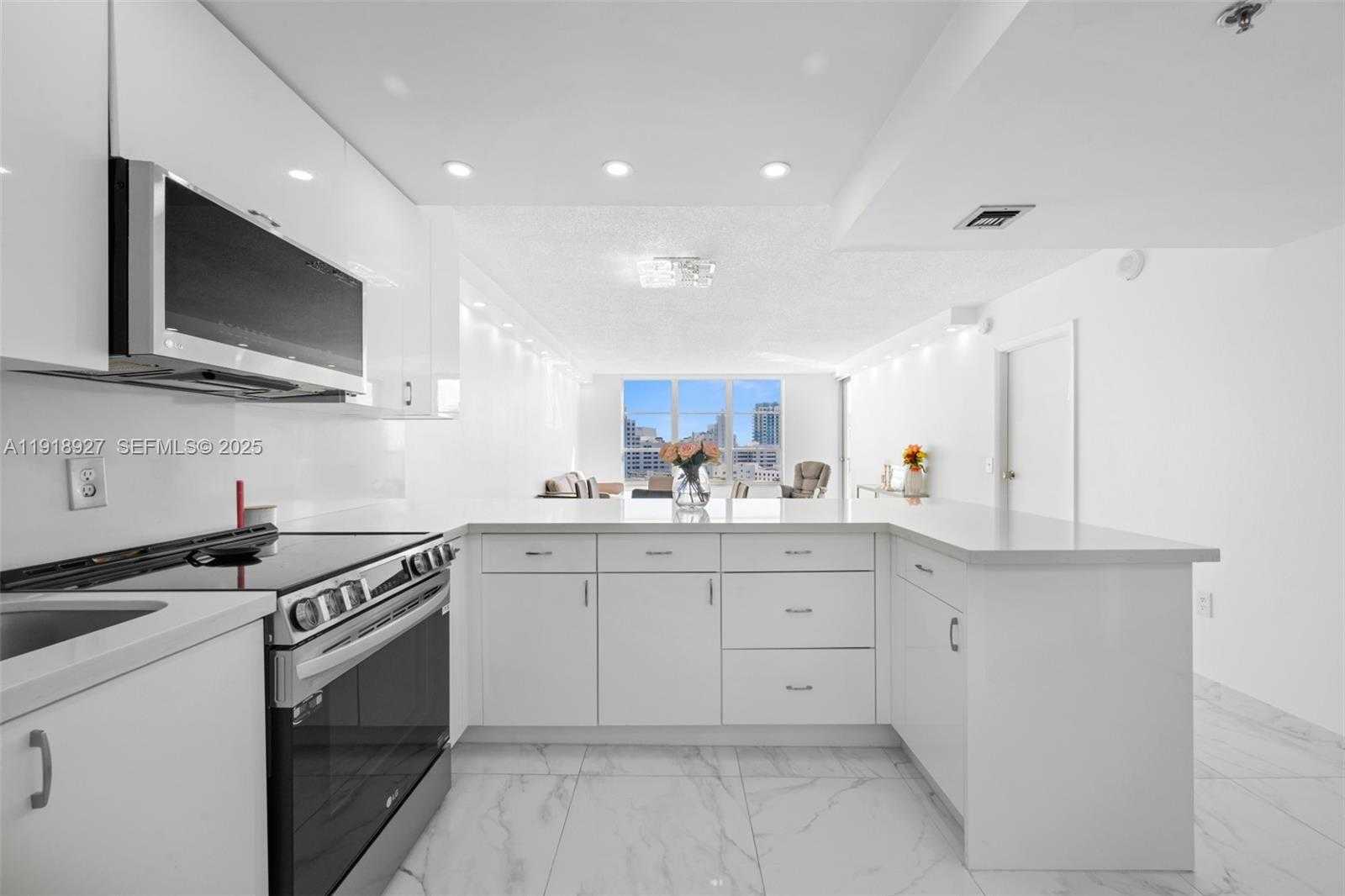 Small Image of 4101 PINE TREE DR #919, Miami Beach Number 8