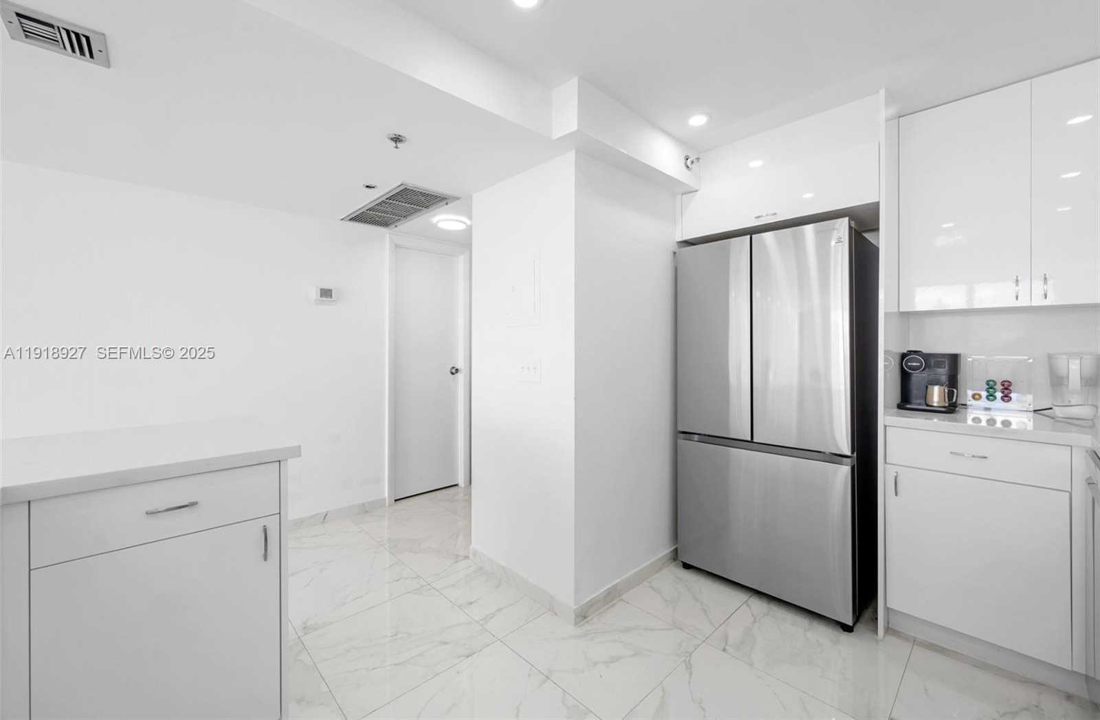 Small Image of 4101 PINE TREE DR #919, Miami Beach Number 9
