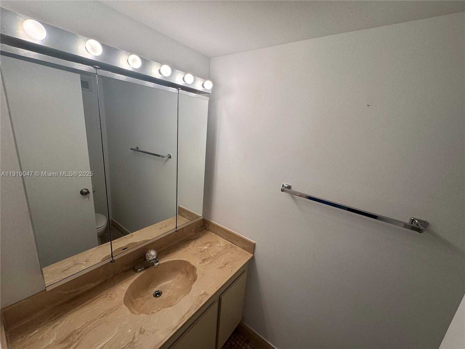 Small Image of 2500 PARKVIEW DR #1109, Hallandale Beach Number 16