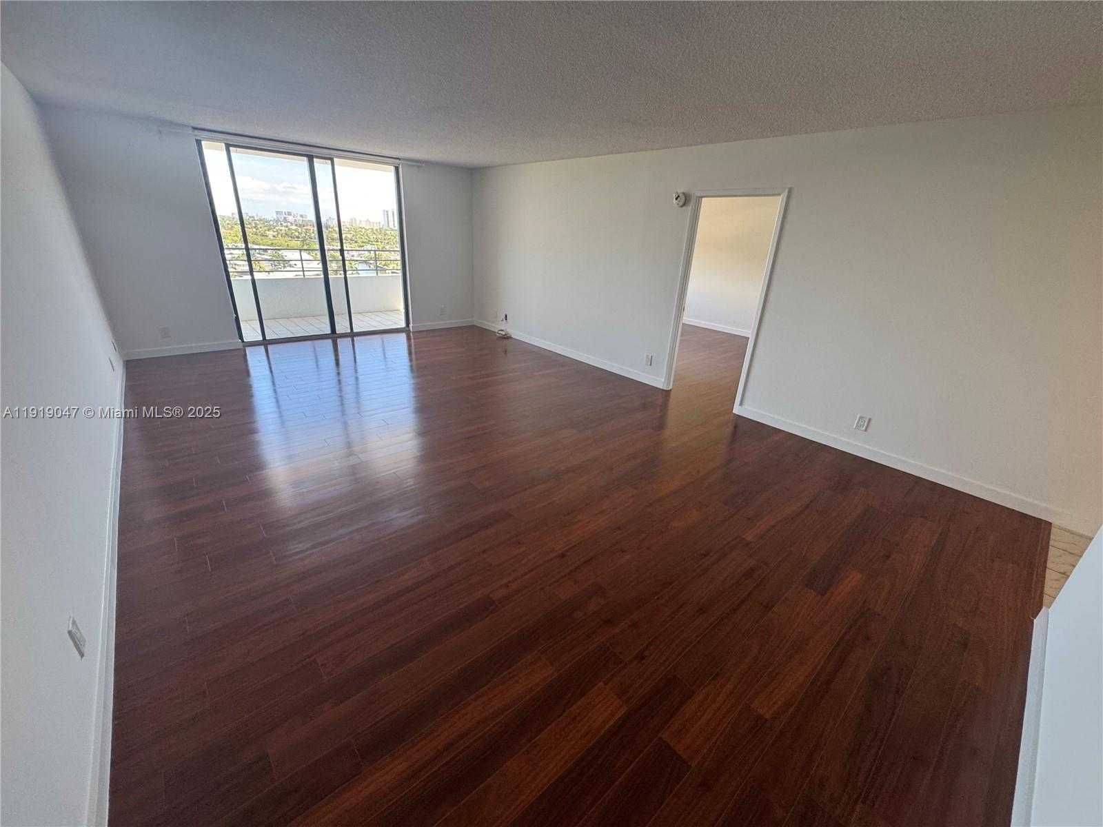 Small Image of 2500 PARKVIEW DR #1109, Hallandale Beach Number 3