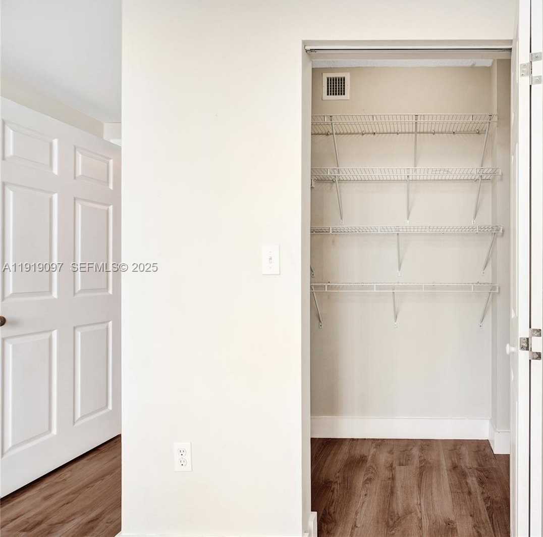 Small Image of 2000 NORTH BAYSHORE DR #605, Miami Number 22