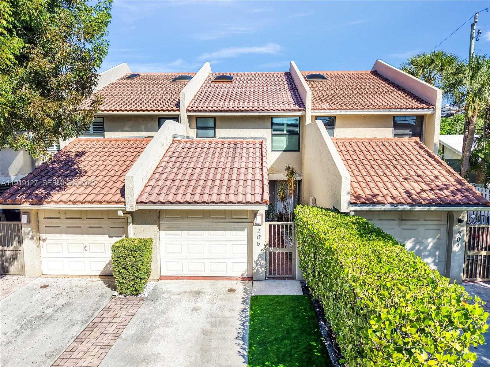 Small Image of 206 WASHINGTONIA AVE, Lauderdale By The Sea Number 1