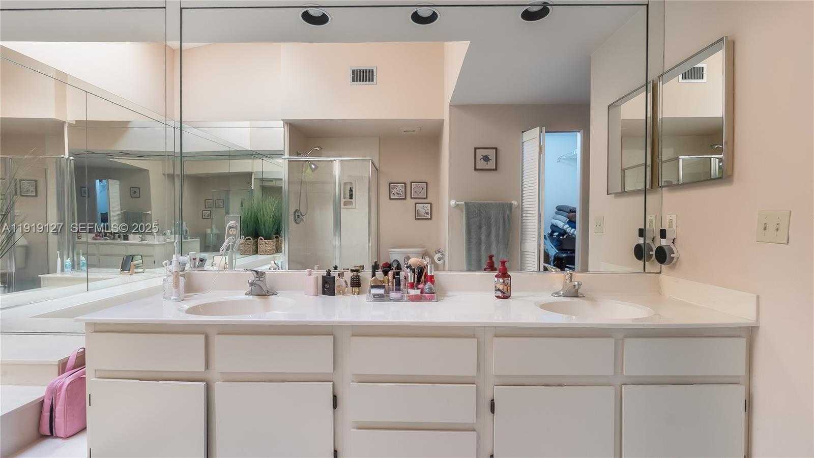 Small Image of 206 WASHINGTONIA AVE, Lauderdale By The Sea Number 26