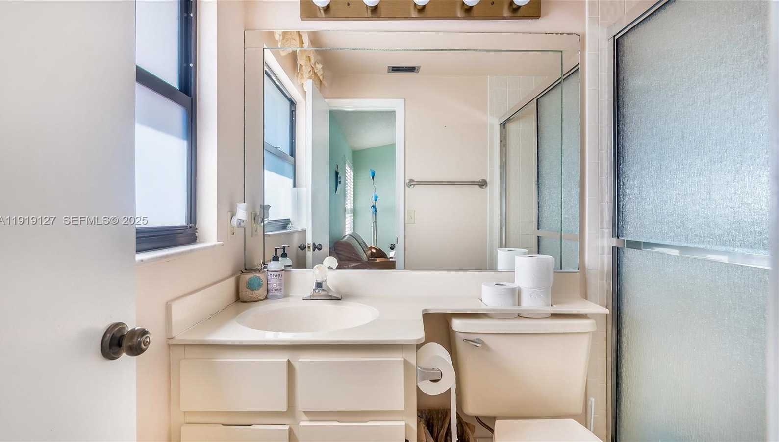 Small Image of 206 WASHINGTONIA AVE, Lauderdale By The Sea Number 32