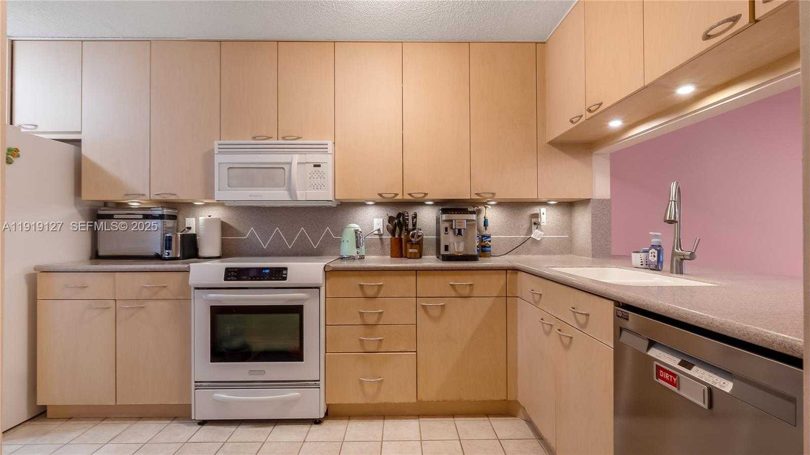 Small Image of 206 WASHINGTONIA AVE, Lauderdale By The Sea Number 5