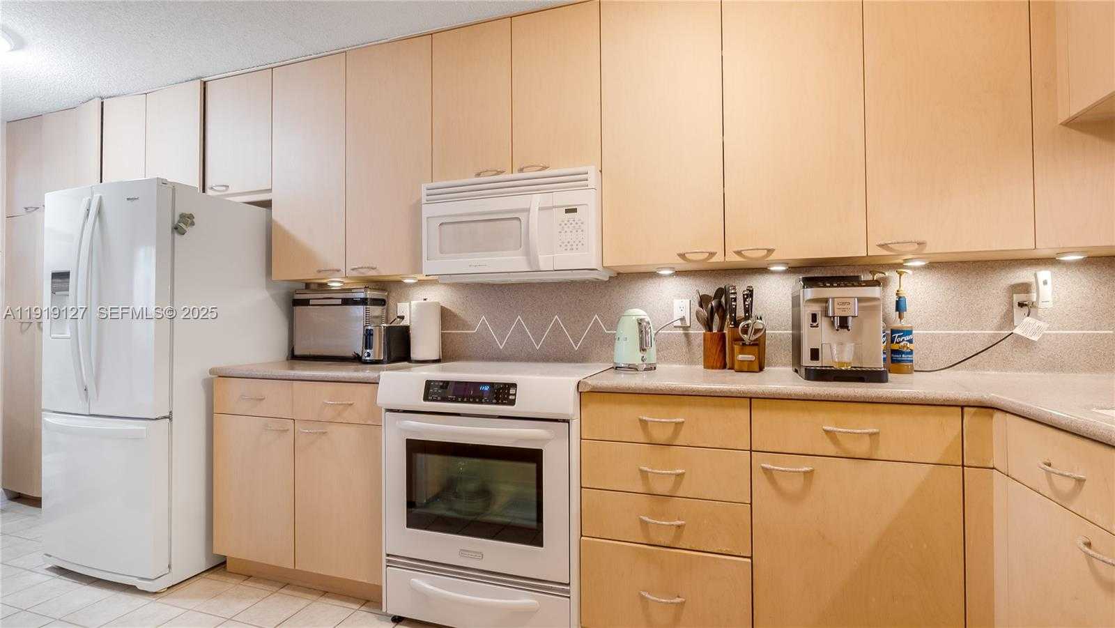 Small Image of 206 WASHINGTONIA AVE, Lauderdale By The Sea Number 6