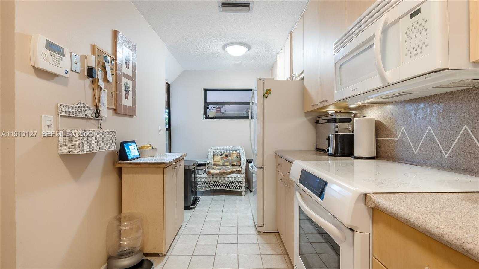 Small Image of 206 WASHINGTONIA AVE, Lauderdale By The Sea Number 7