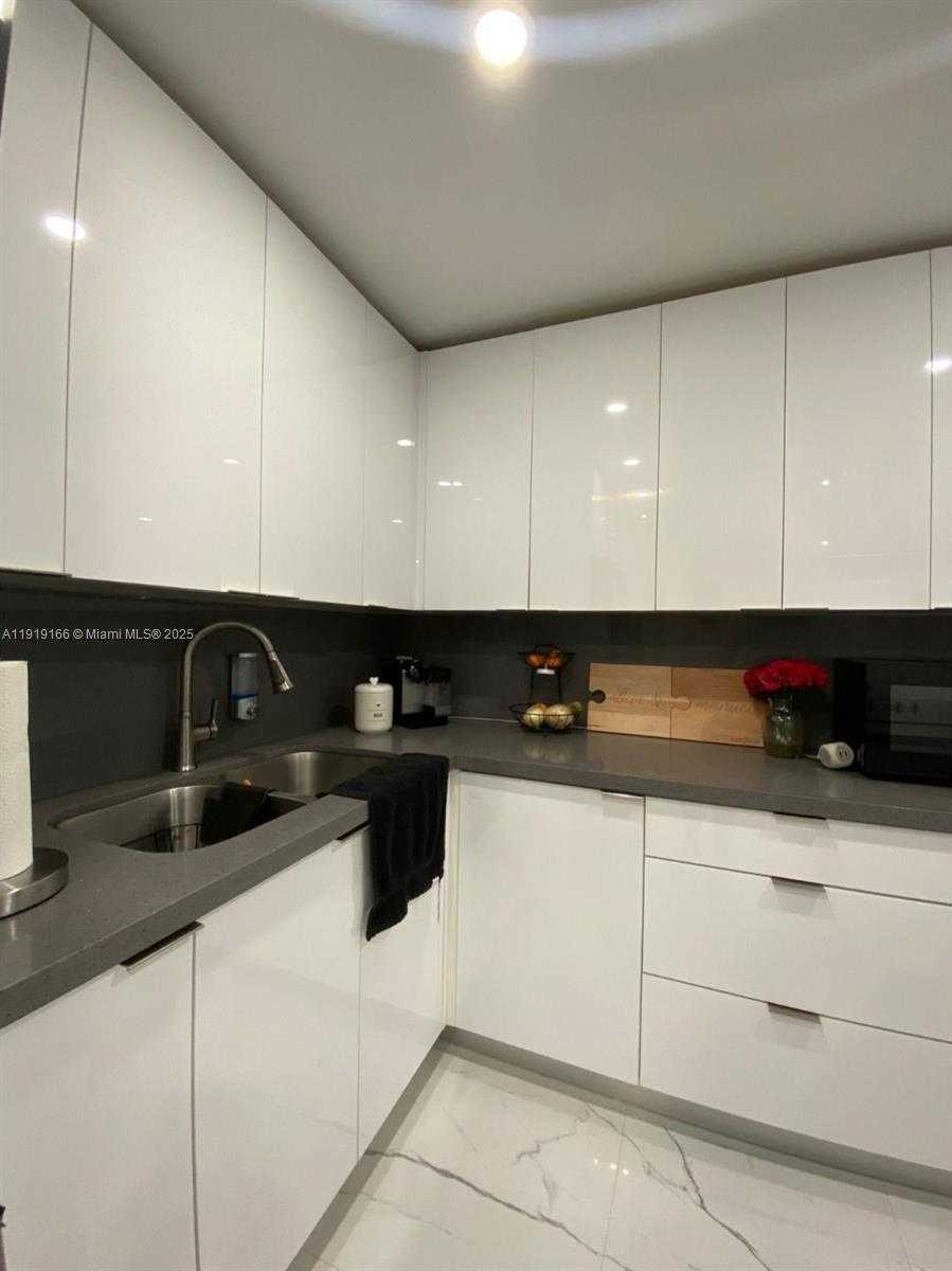 Small Image of 8290 LAKE DR #427, Doral Number 2