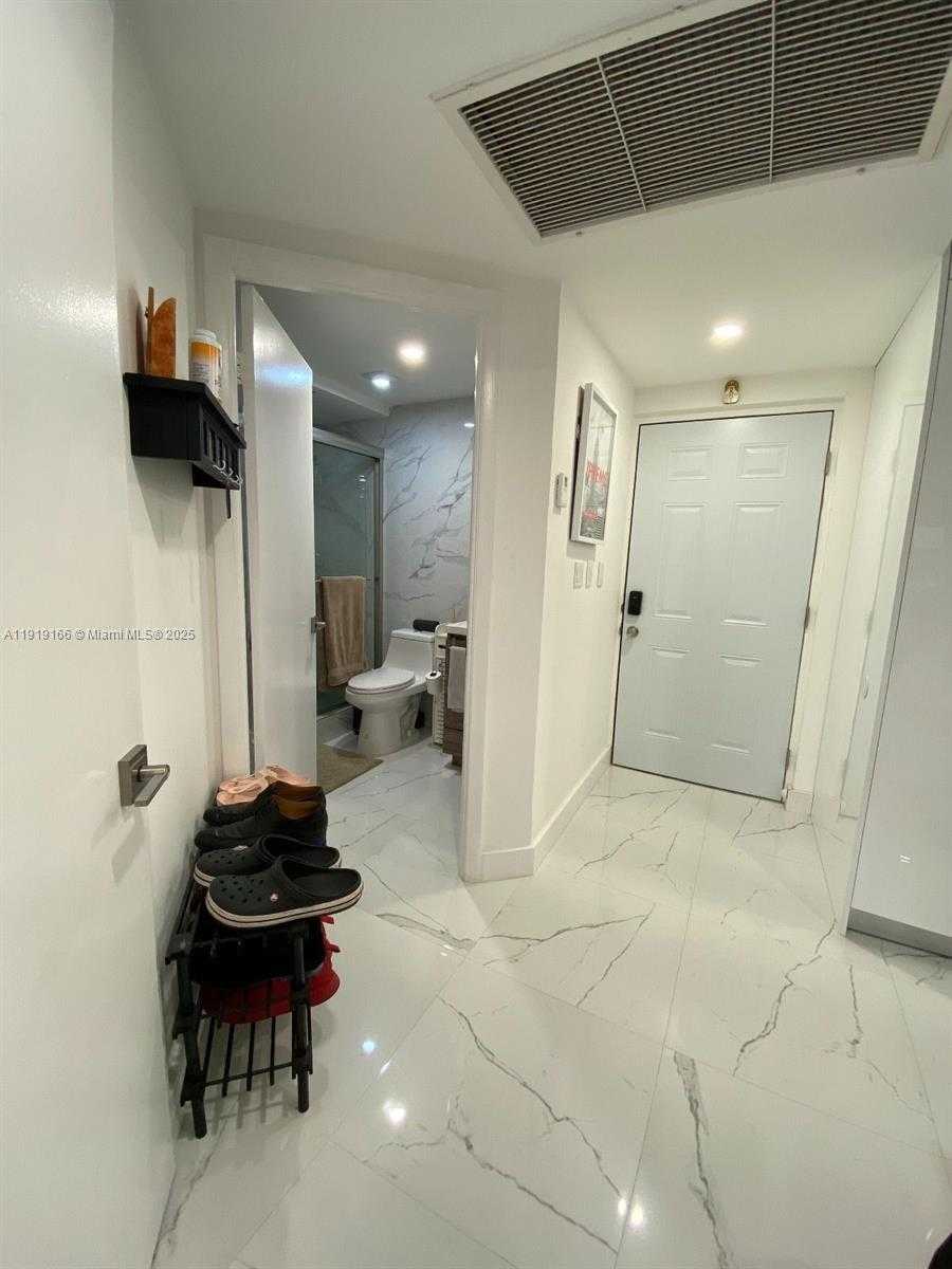 Small Image of 8290 LAKE DR #427, Doral Number 5