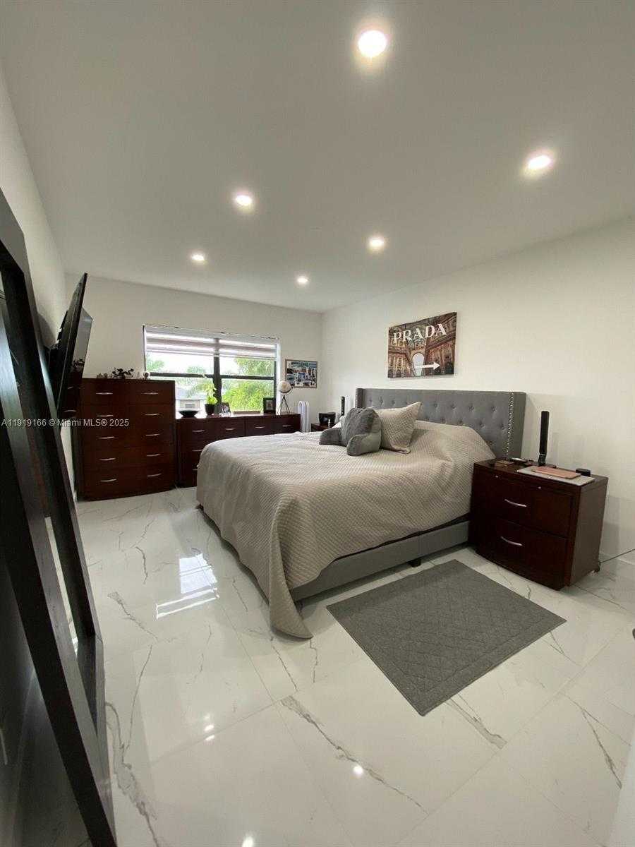 Small Image of 8290 LAKE DR #427, Doral Number 6
