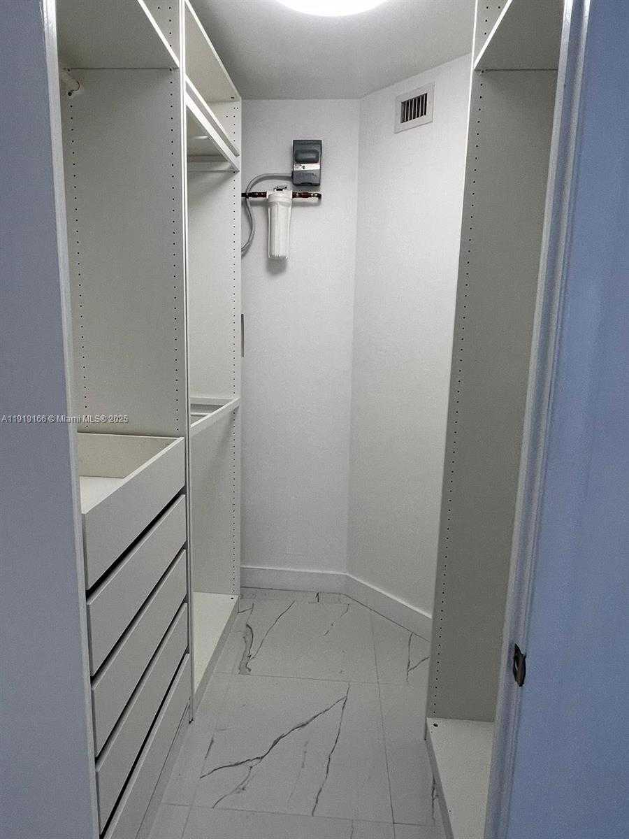 Small Image of 8290 LAKE DR #427, Doral Number 7