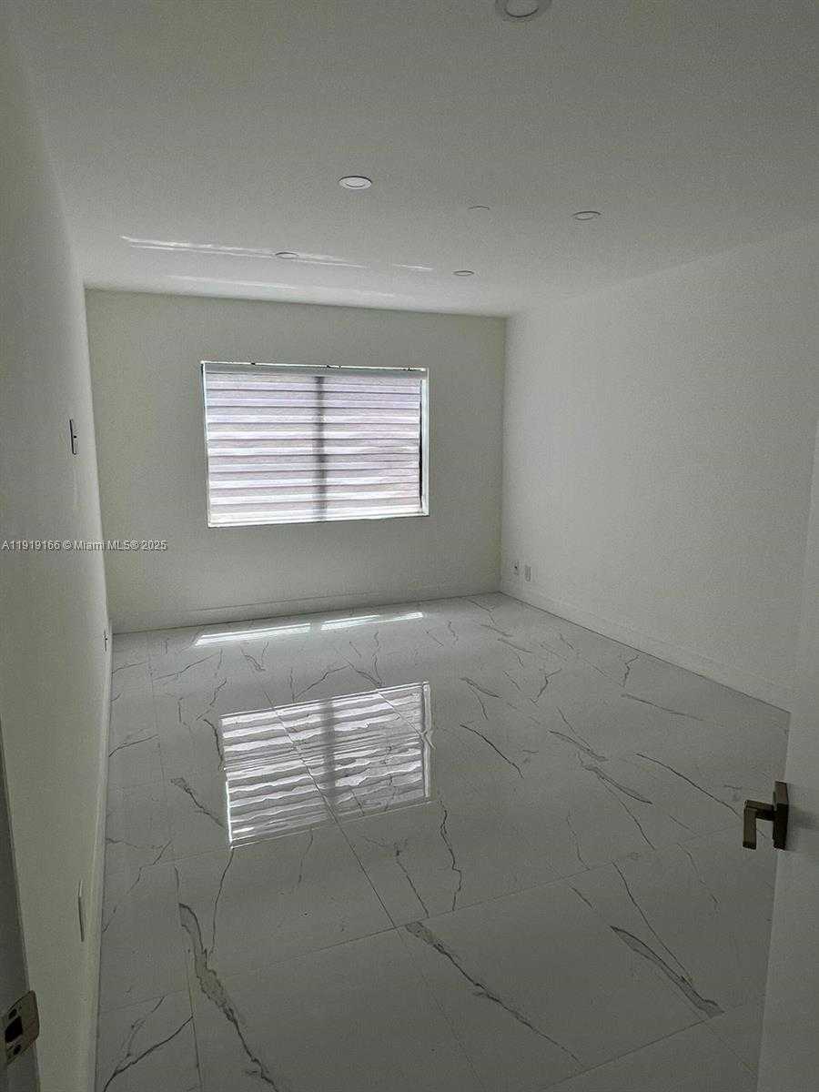 Small Image of 8290 LAKE DR #427, Doral Number 8