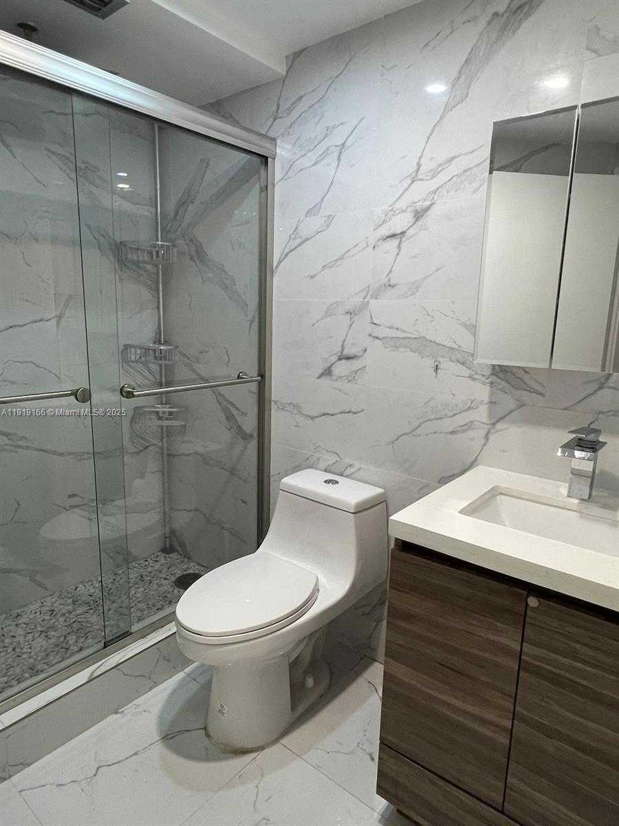 Small Image of 8290 LAKE DR #427, Doral Number 9