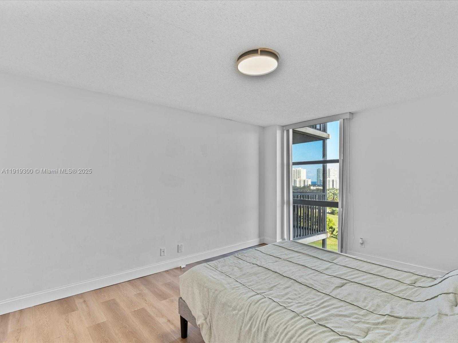 Imagen de Pequeño Objeto