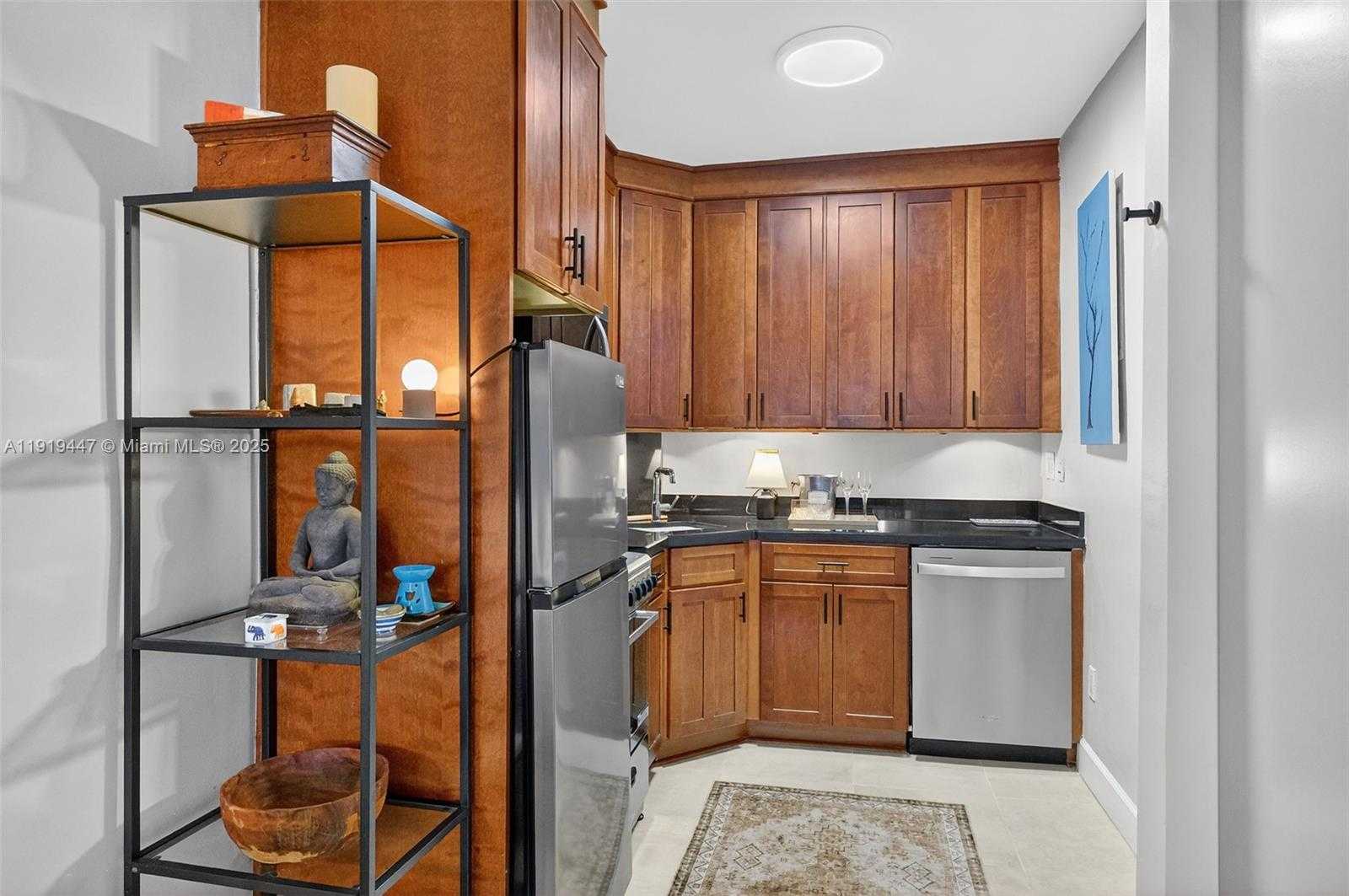 Small Image of 2445 LAKE PANCOAST DR #4, Miami Beach Number 10