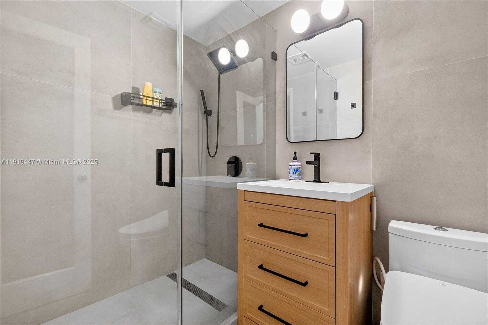 Small Image of 2445 LAKE PANCOAST DR #4, Miami Beach Number 14