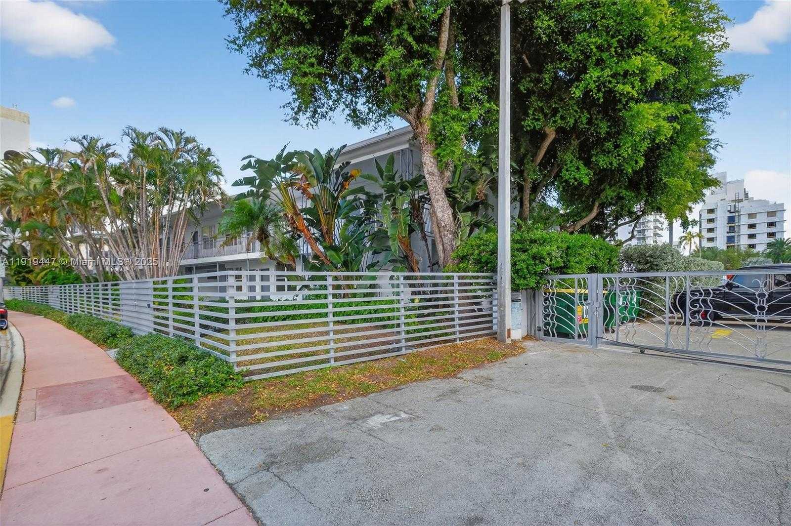 Small Image of 2445 LAKE PANCOAST DR #4, Miami Beach Number 22