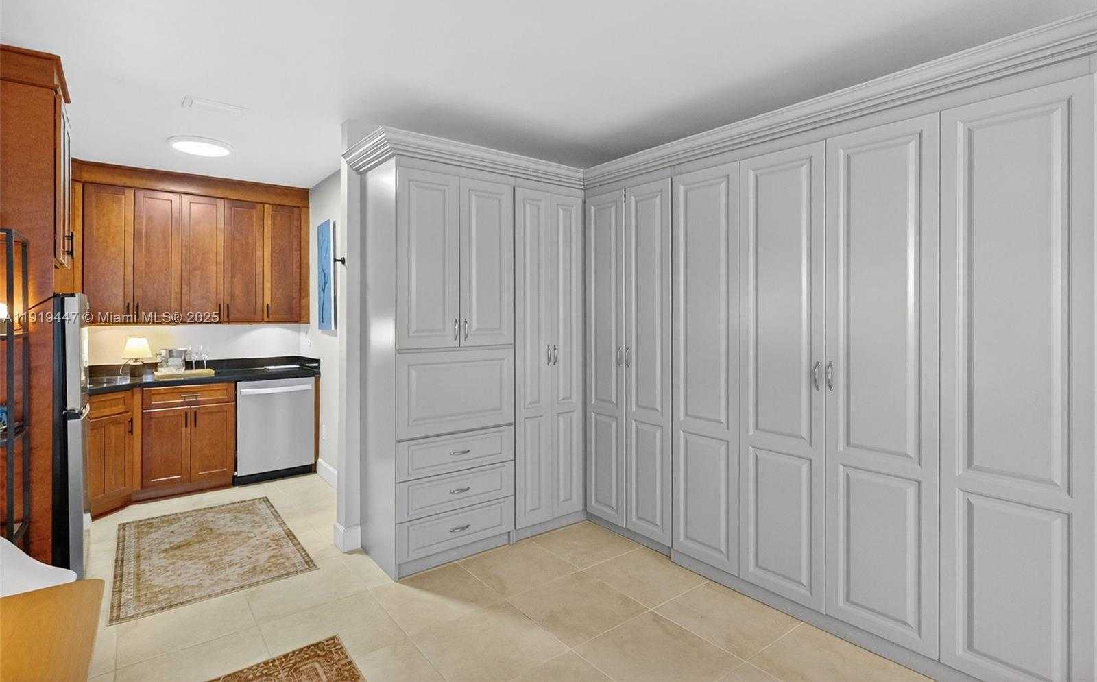 Small Image of 2445 LAKE PANCOAST DR #4, Miami Beach Number 7