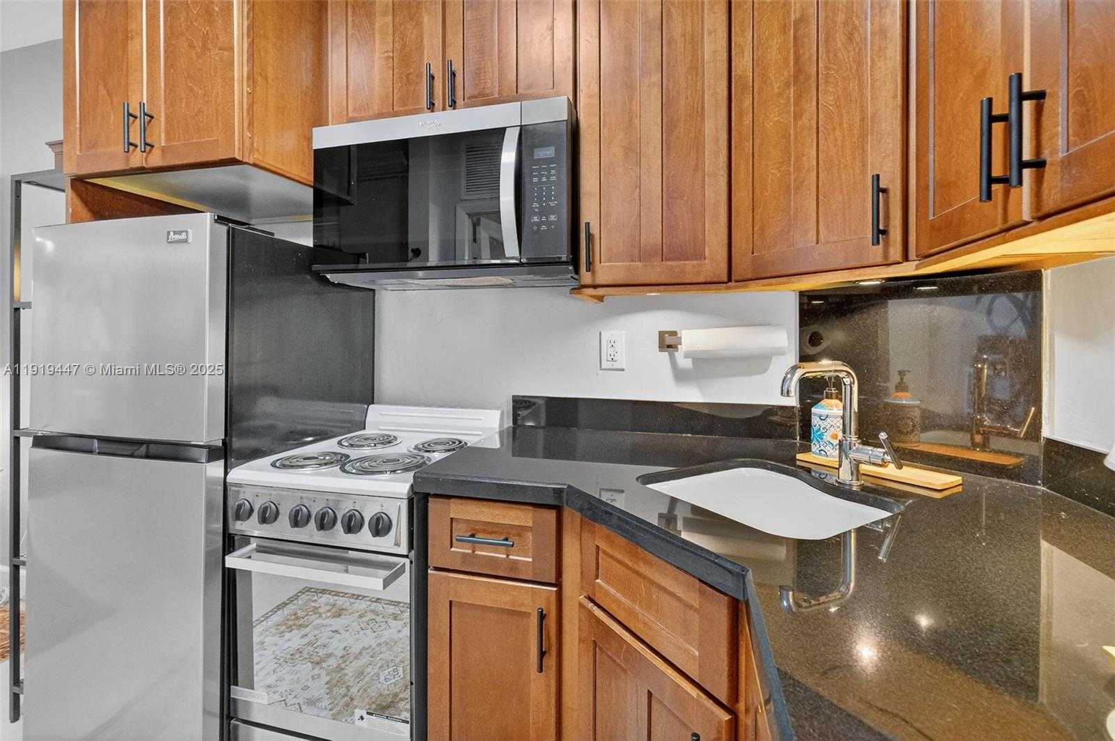 Small Image of 2445 LAKE PANCOAST DR #4, Miami Beach Number 9