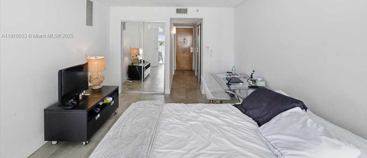 Small Image of 7601 EAST TREASURE DR ## 2109, North Bay Village Number 15