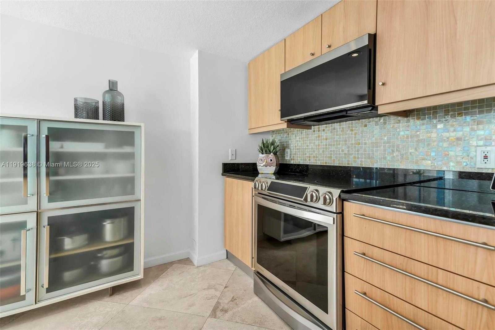 Small Image of 7600 COLLINS AVE #1012, Miami Beach Number 11