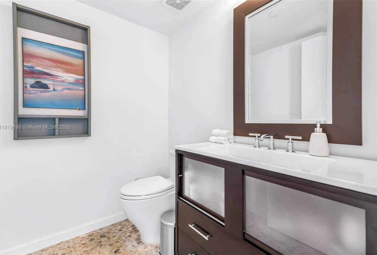 Small Image of 7600 COLLINS AVE #1012, Miami Beach Number 13