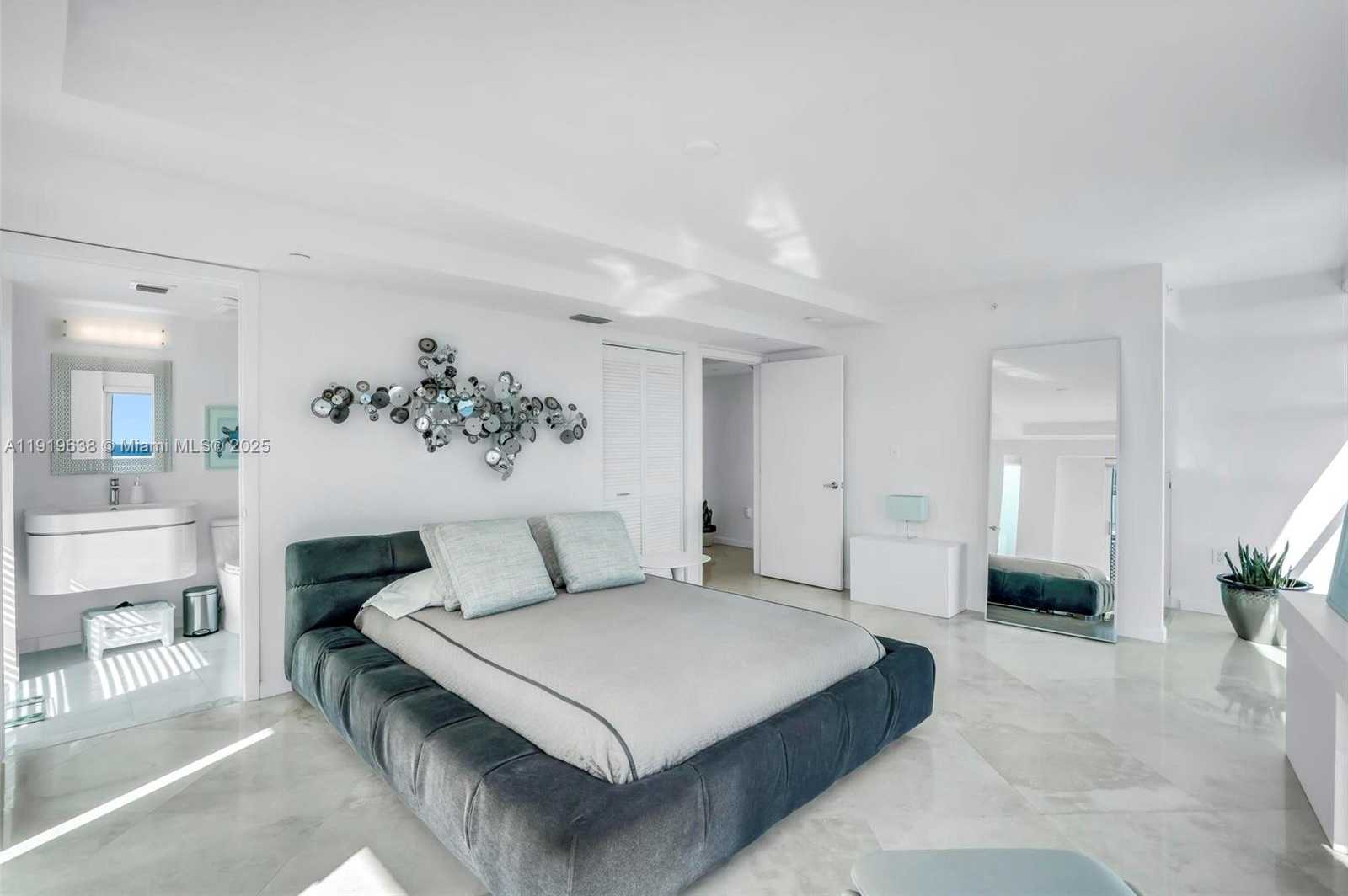 Small Image of 7600 COLLINS AVE #1012, Miami Beach Number 18