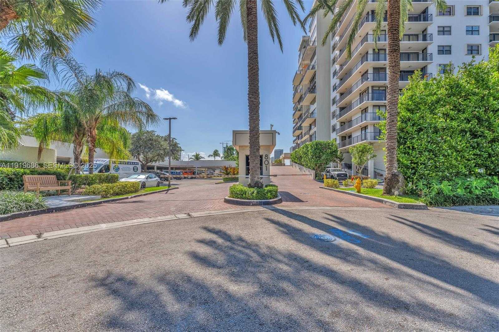Small Image of 801 NORTH VENETIAN DR #208, Miami Beach Number 3