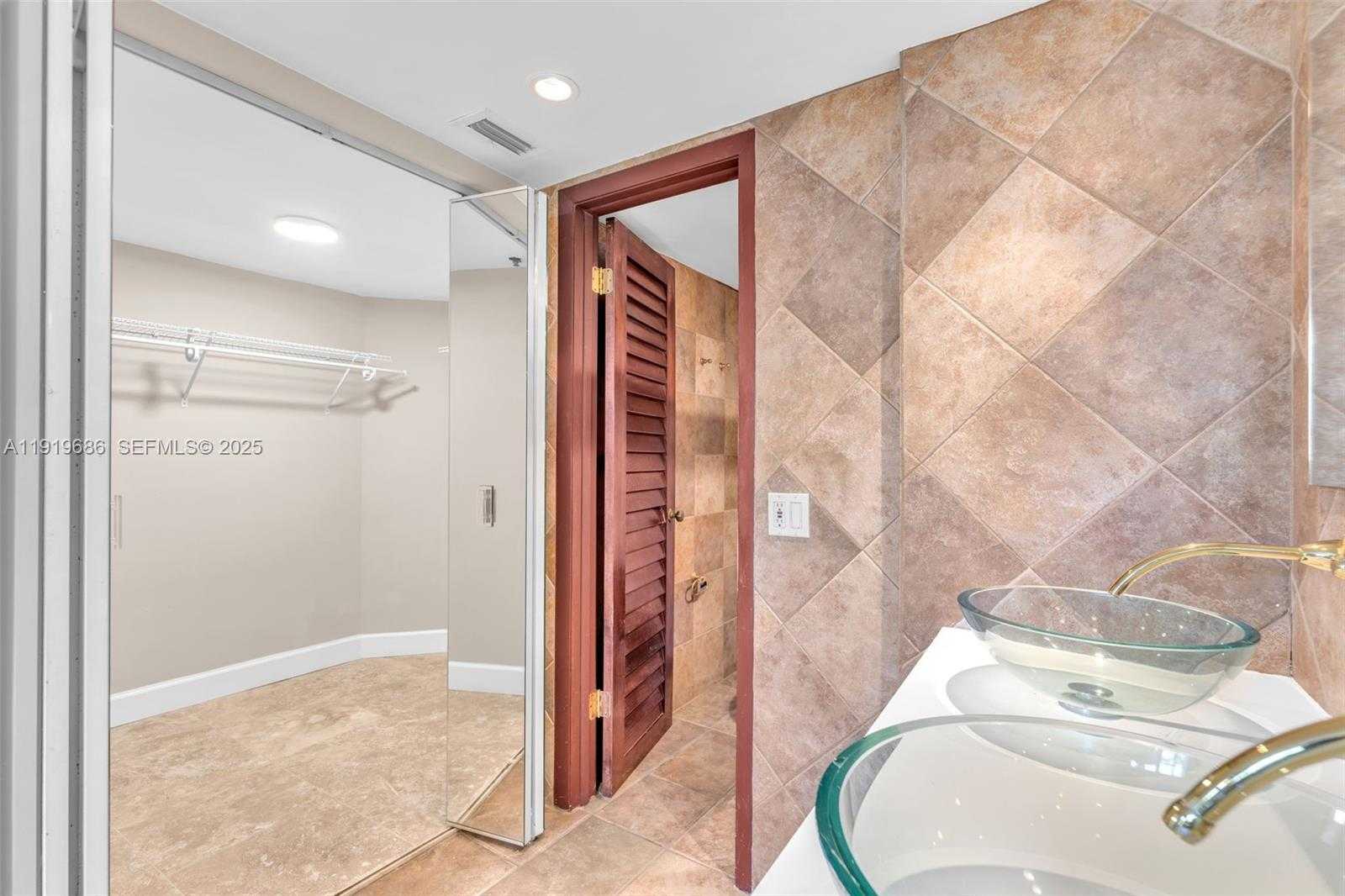 Small Image of 801 NORTH VENETIAN DR #208, Miami Beach Number 41