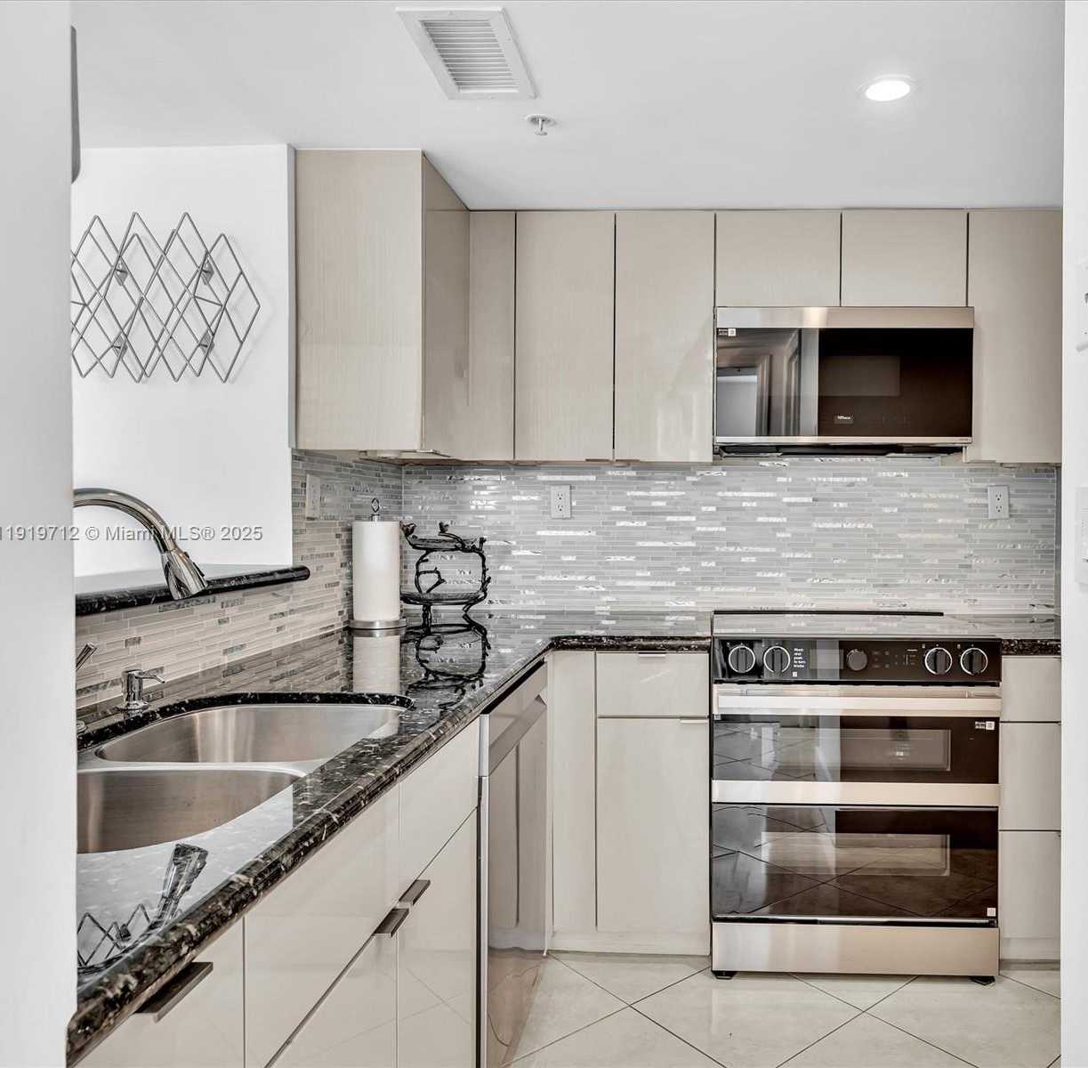 Small Image of 650 WEST AVE #1605, Miami Beach Number 9