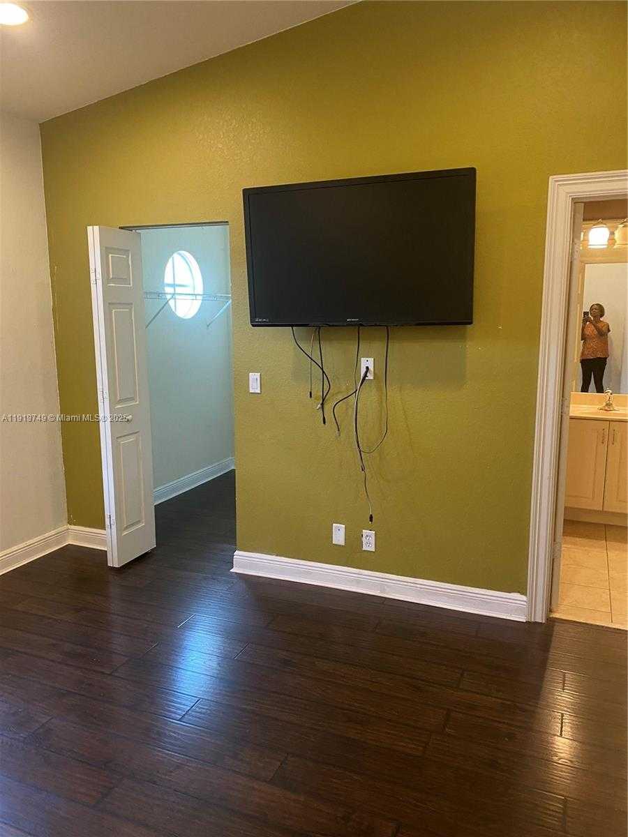 Small Image of Miramar Number 22