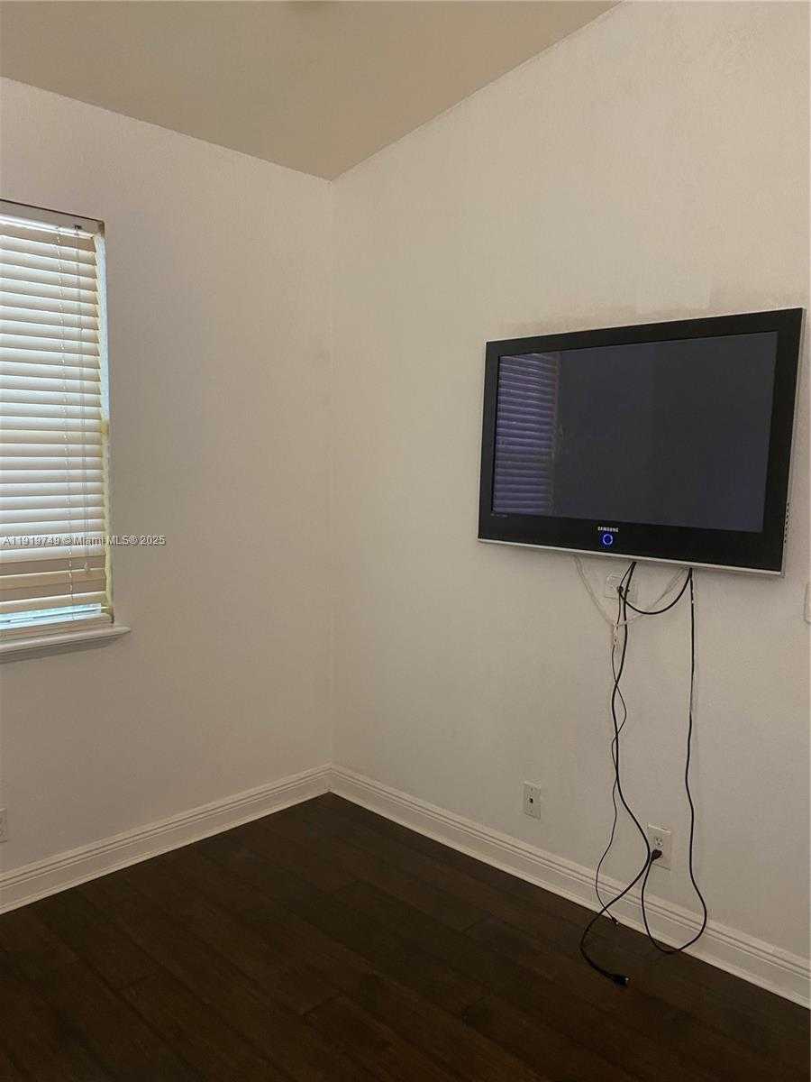 Small Image of Miramar Number 23