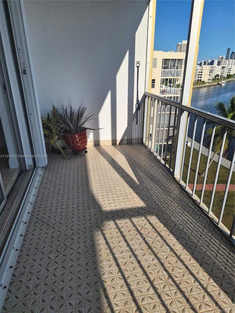 Small Image of 2910 POINT EAST DR #M610, Aventura Number 6