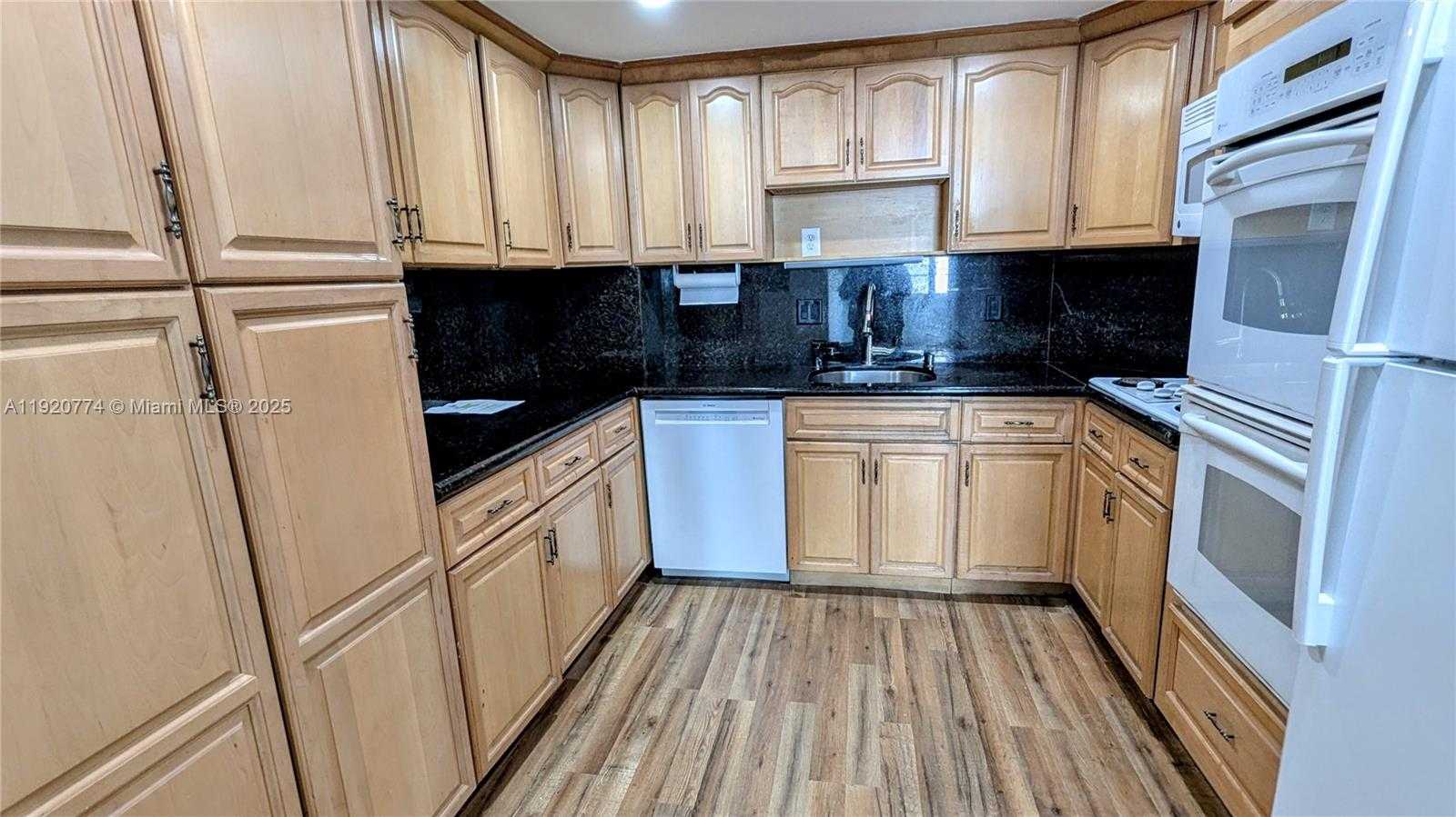 Small Image of 300 BAYVIEW DR #206, Sunny Isles Beach Number 9