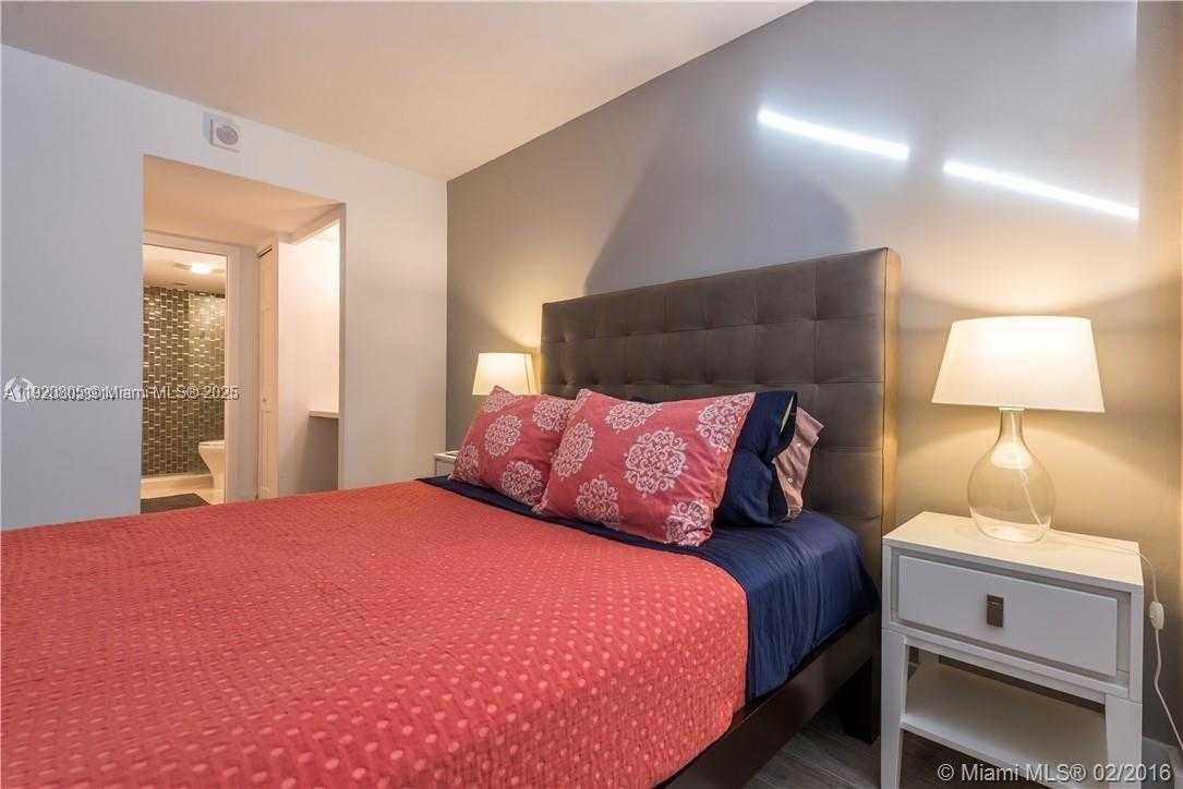 Small Image of 345 OCEAN DR #408, Miami Beach Number 12